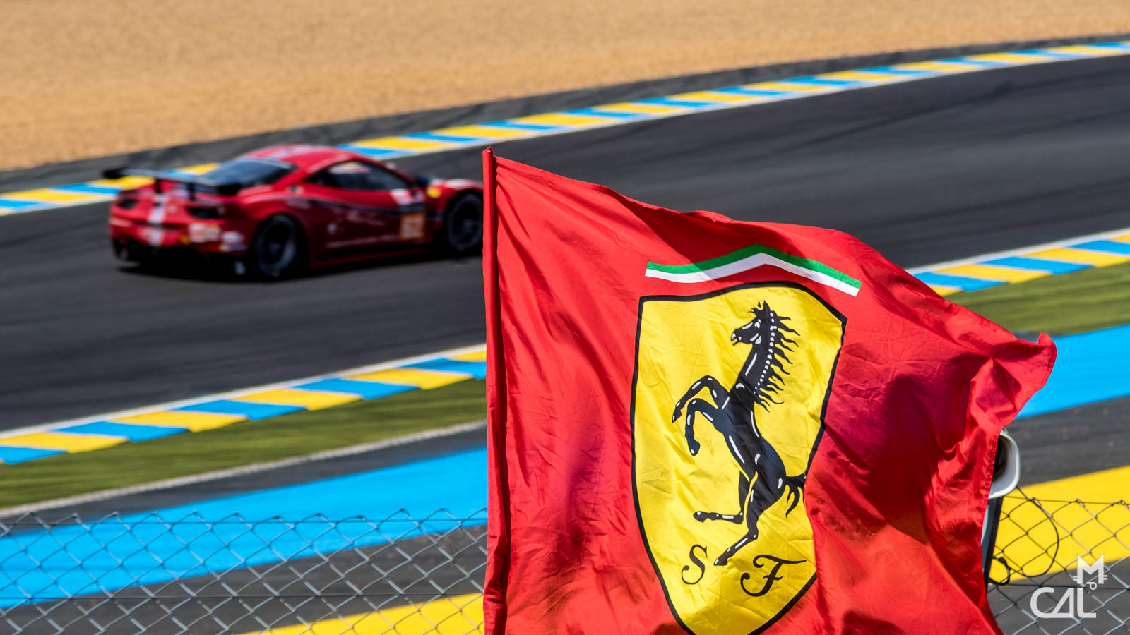 24 Heures du Mans 2015 : drapeau Ferrari devant la Ferrari #62 | Mon ...