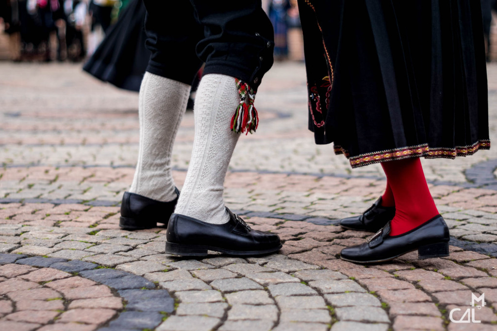 oslo-pieds-de-couple-en-bunad-mon-chat-aime-la-photo