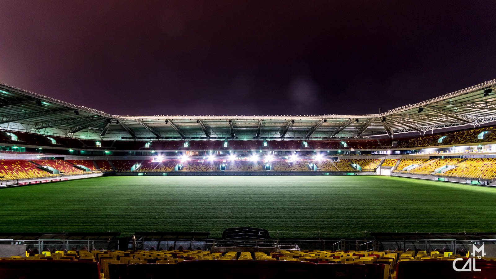 vues-du-chat-perch-mmarena-stade-du-mans-vide-une-nuit-mon-chat