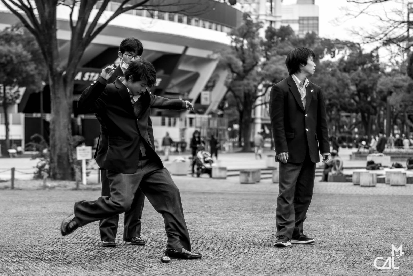 yokohama-adolescents-en-uniforme-scolaire-jouant-au-foot-mon-chat