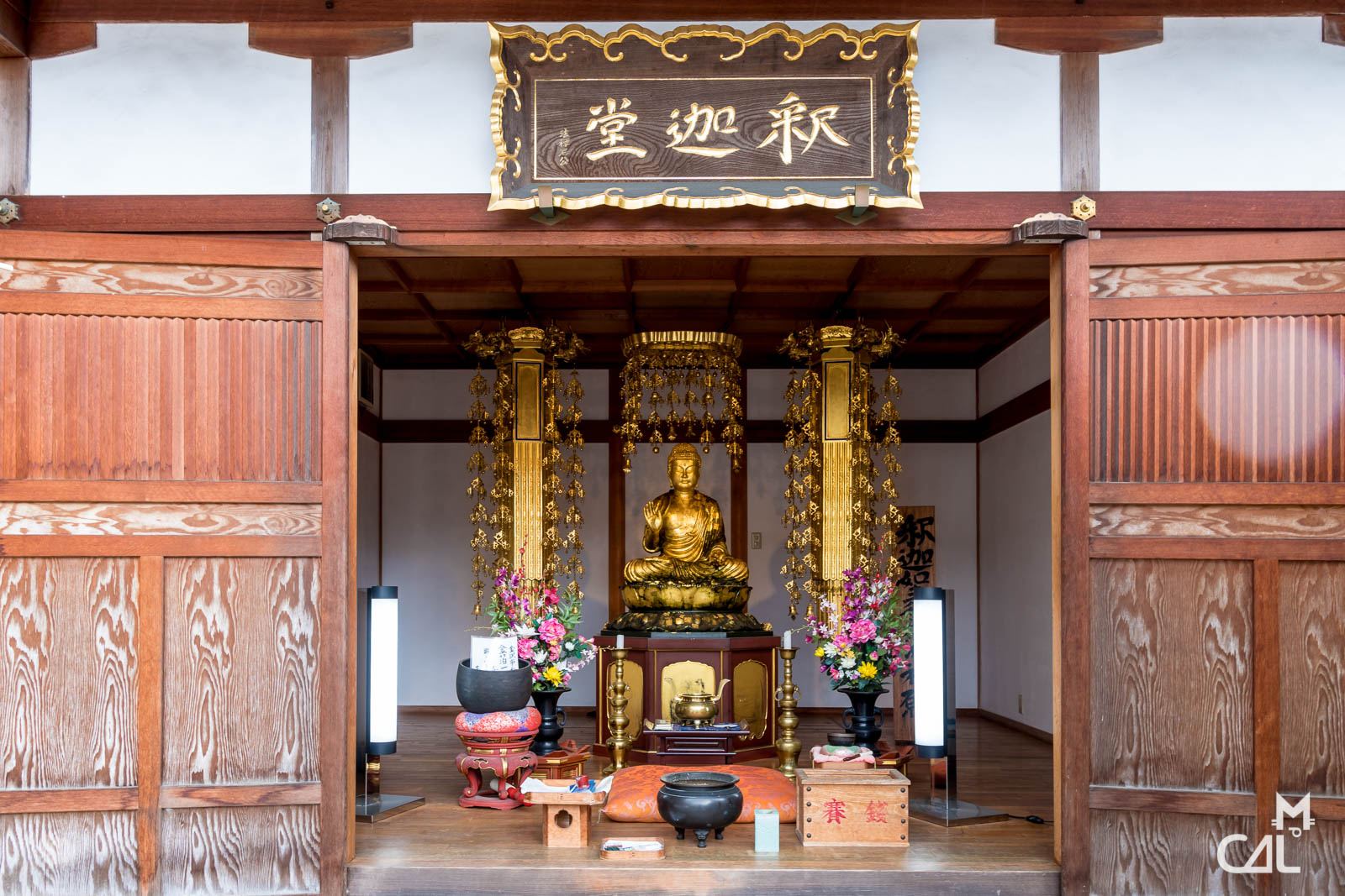 Fushimi Inari-taisha : bouddha doré abrité - Mon chat aime ...